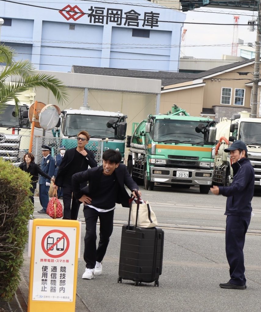 koji_garden's tweet image. 池田浩二、磯部誠がボートレース福岡到着も汗ダラダラ。前検到着リミット午後12時の5分前、午前11時55分にダッシュで滑り込んだ。どうやら途中でタクシーを降りた模様。理由はソフトバンクホークス優勝パレードで福岡市内が大渋滞していた影響。前検遅刻なら出場出来なかった(サンスポ)何ともハラハラ…