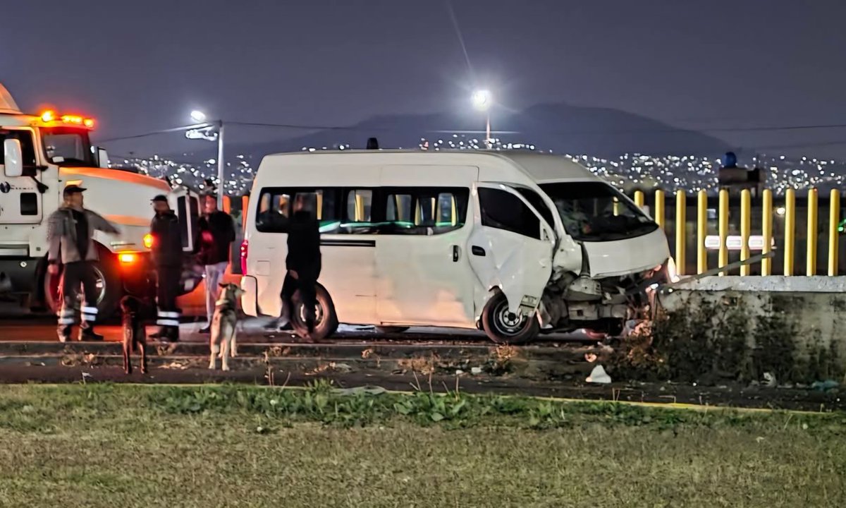 Combi accidentada en la lateral de la Puebla-México dirección #Chalco a la altura de la gasolinera qué chula es Puebla, casi llegando al túnel que cruza a Santa Barbara #Ixtaplauca, no hay personales lesionadas, cuerpos de emergencia ya en el lugar.