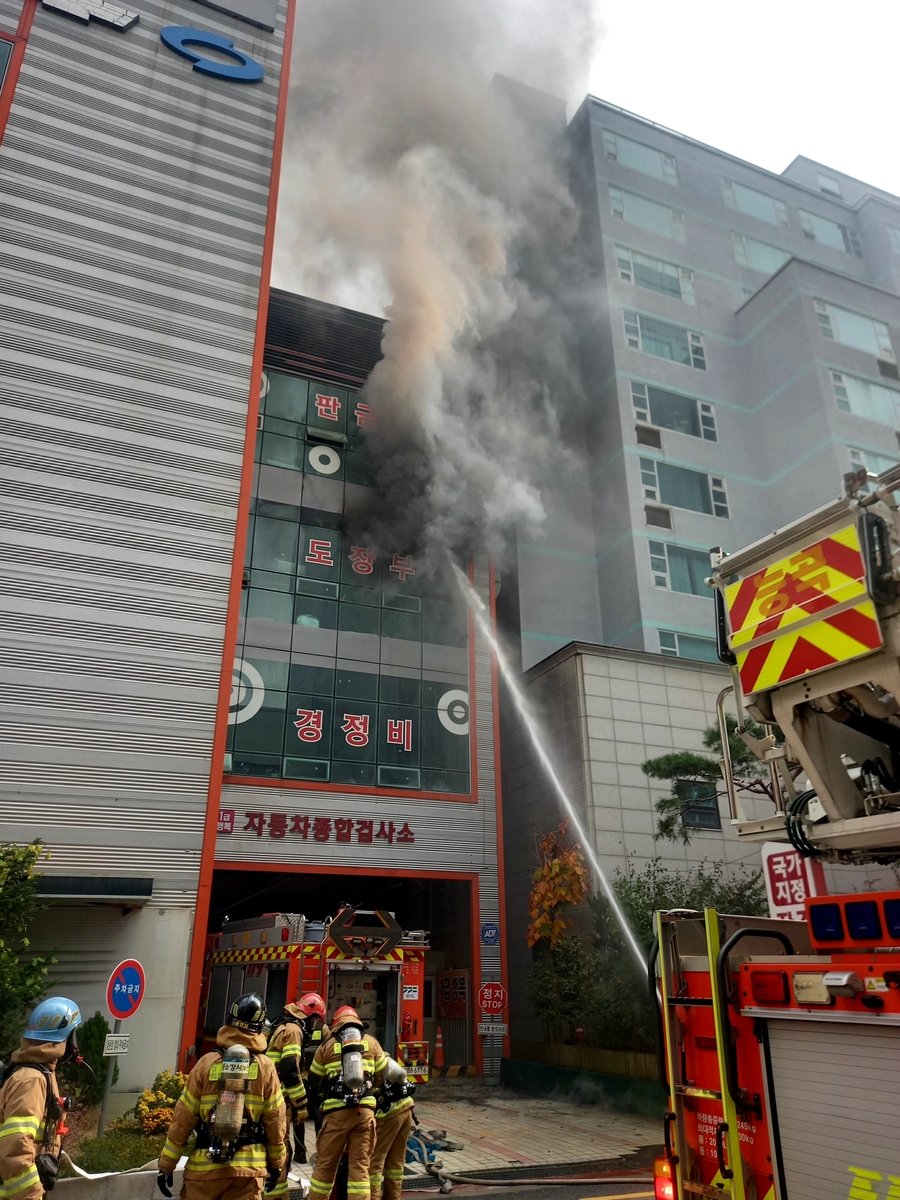 yonhaptweet's tweet image. 고양 행신동 자동차검사소서 불…진압하던 소방관 심정지
yna.co.kr/view/AKR202511…