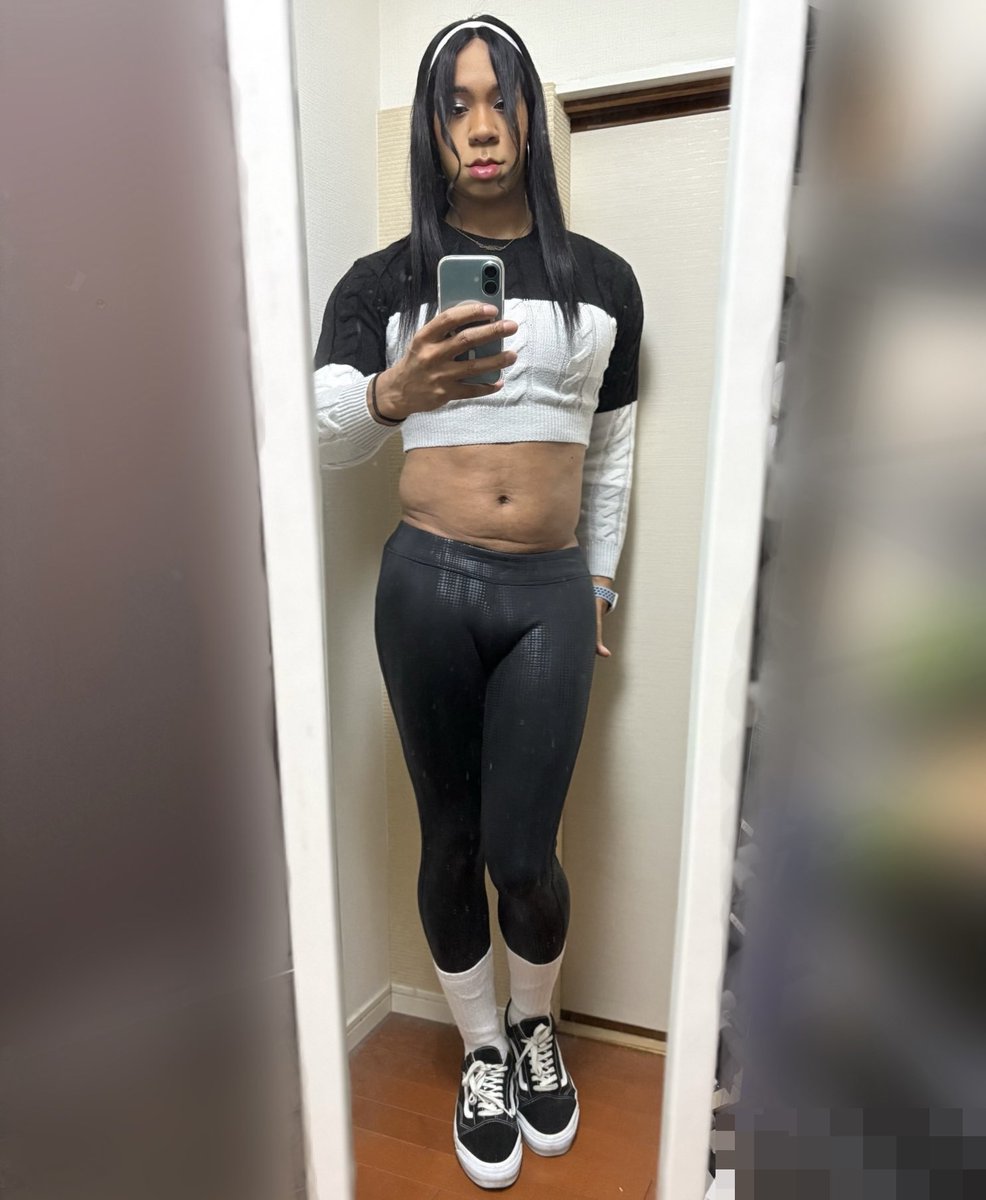 GirlPolley's tweet photo. 若い頃、白いロングスウェットソックスを履くのがかっこいいだけじゃなく、パンツをスウェットソックスにインするのもかっこいい日が来るって言われたら、頭がおかしいって言われたと思う🤣でも、このスタイルは大好き🥰🥰💃🏽 https://t.co/3pc4fElFBo