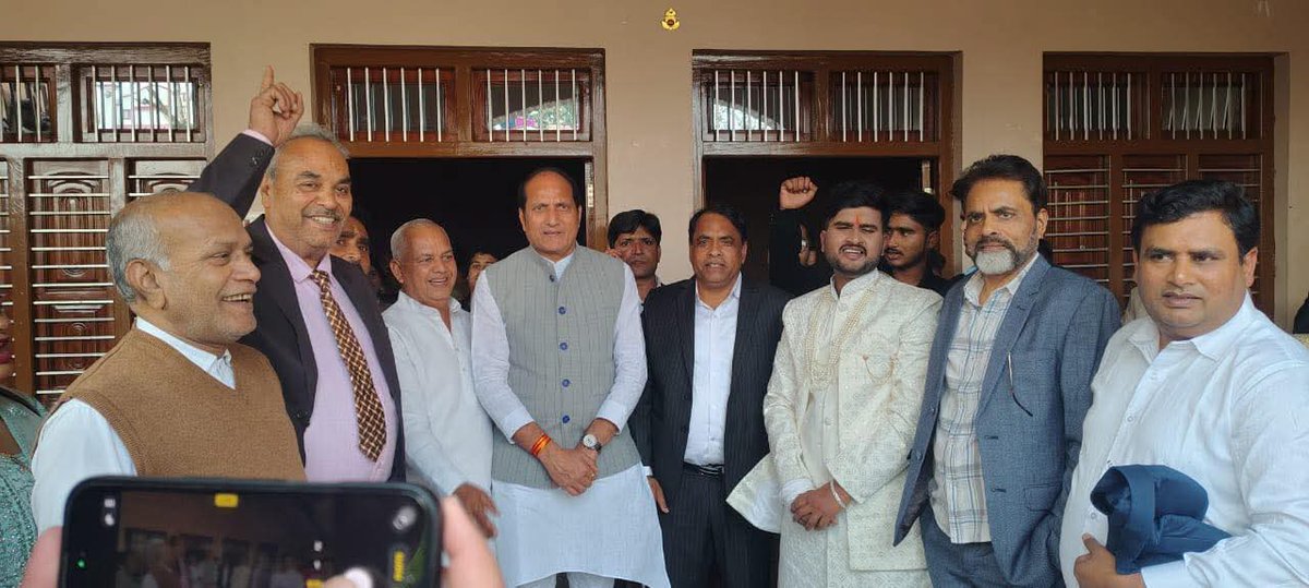 MlcSuresh's tweet image. सहारनपुर एवं शामली के क्षेत्र के अनेकों मांगलिक एवं शुभ कार्यक्रमों में शामिल हुआ।
सभी कार्यक्रमों में लोगों का स्नेह, आशीर्वाद और अपनापन दिल को छू गया।

ईश्वर सभी के जीवन में खुशियों, समृद्धि और शांति का प्रकाश बनाए रखे।
आप सभी का प्यार और सहयोग यूँ ही मिलता रहे।
#Sureshkashyap