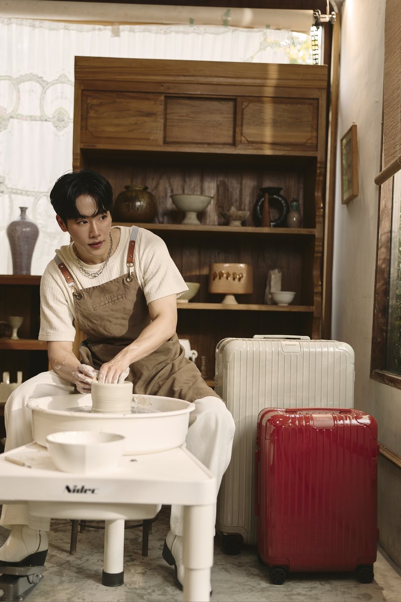 around_ent's tweet image. RIMOWA ตอกย้ำคอลเลกชั่น Essential เฉดสีใหม่ Clay และ Terracotta ในช่วงเทศกาลแห่งการเดินทาง ผ่าน "วอร์ วนรัตน์"

#warwanarat #RIMOWA

อ่านข่าวและรูปเพิ่มเติม
📍facebook.com/share/p/1KG4oN…

กระเป๋าเดินทาง RIMOWA Essential สี Clay และ Terracotta  มีให้เลือกทั้ง Cabin, Check-In M,…