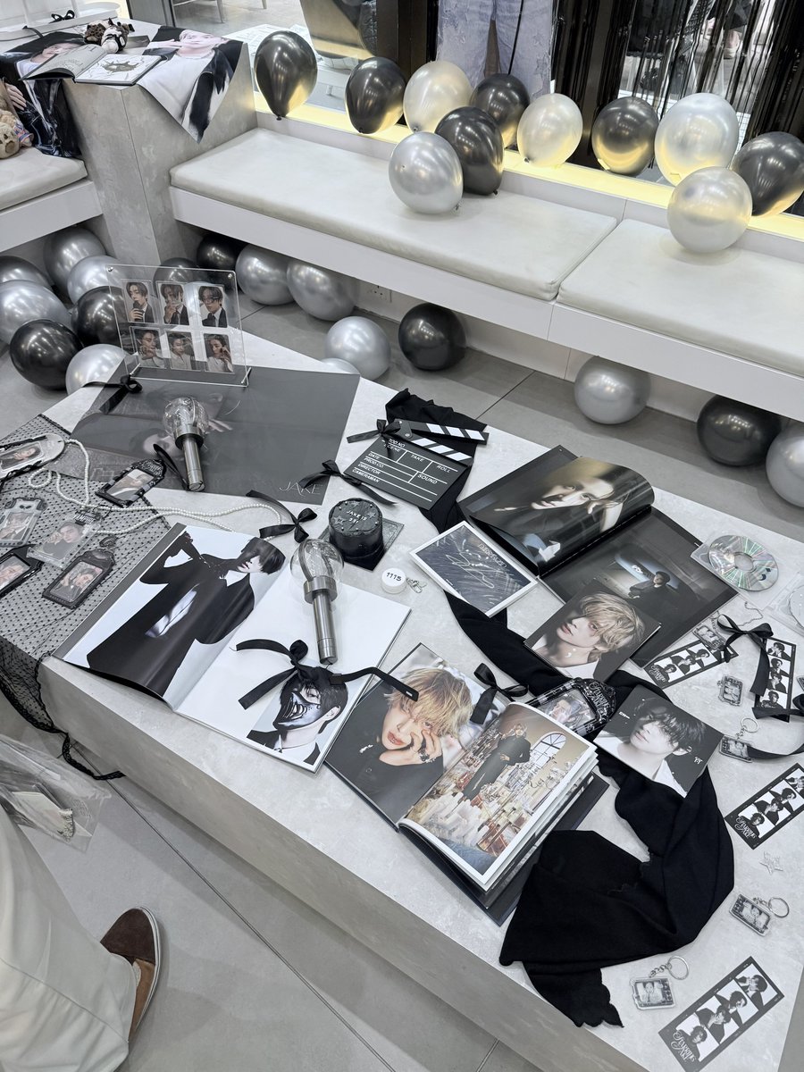 re1ease22's tweet photo. Had so much fun spending time with other engene and celebrating ikeu’s birthday! Big thanks to all the crews too, loveee the deco so much 🥺
#StarringJakeinKL https://t.co/dqEd3FMqra