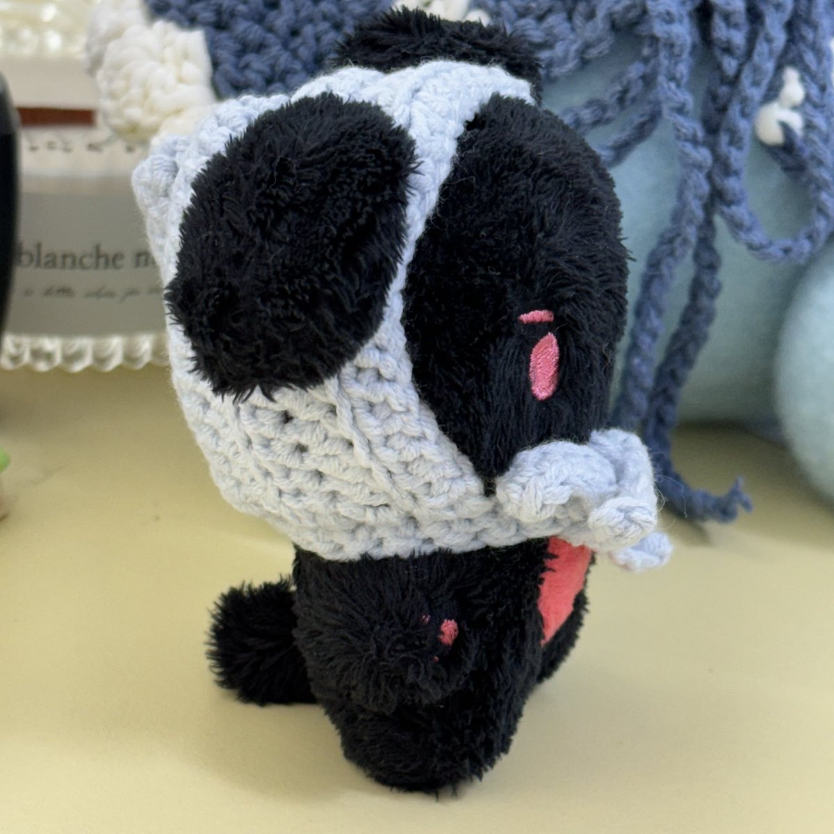 겨울을 맞이해서 오랜만에 아이들에게 쒸울 모자를 떴어요💙 엽냐와 곰팡이에게는 군밤모자릉 부기뭉에게는 후드머플러를 떠서 입혔어요!! 생각보다 잘 나와서 마음에 드네요ㅎㅎ
날 추운데 다들 감기조심하세요!!