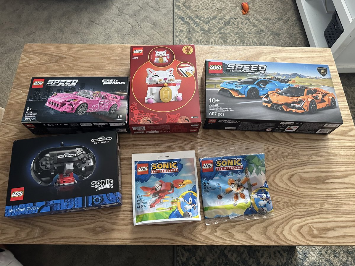 Cottees's tweet photo. I got a few more Lego sets. Did it to get the free boxes for the kittens. Oh, and the Sega Genesis controller too. https://t.co/Cg4HDdjEdi