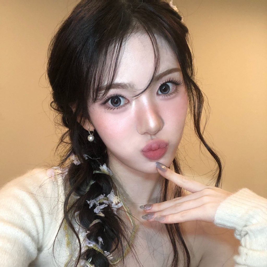 suispics's tweet image. when your opponent is her in the category of best selcas

#KiiiKiii #키키 #SUI #수이