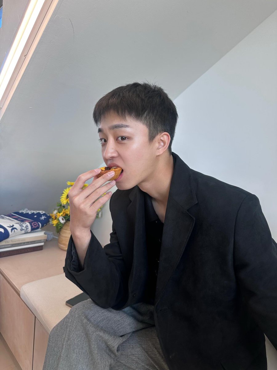 Rakwon instagram update 

“Greeting you after a while.This is Seok Rakwon.
I'm currently serving in the military.
How are you all doing?
Be careful not to catch a cold in this cold weather, I'll show you many more good things in the future!

#석락원 #SEOKRAKWON