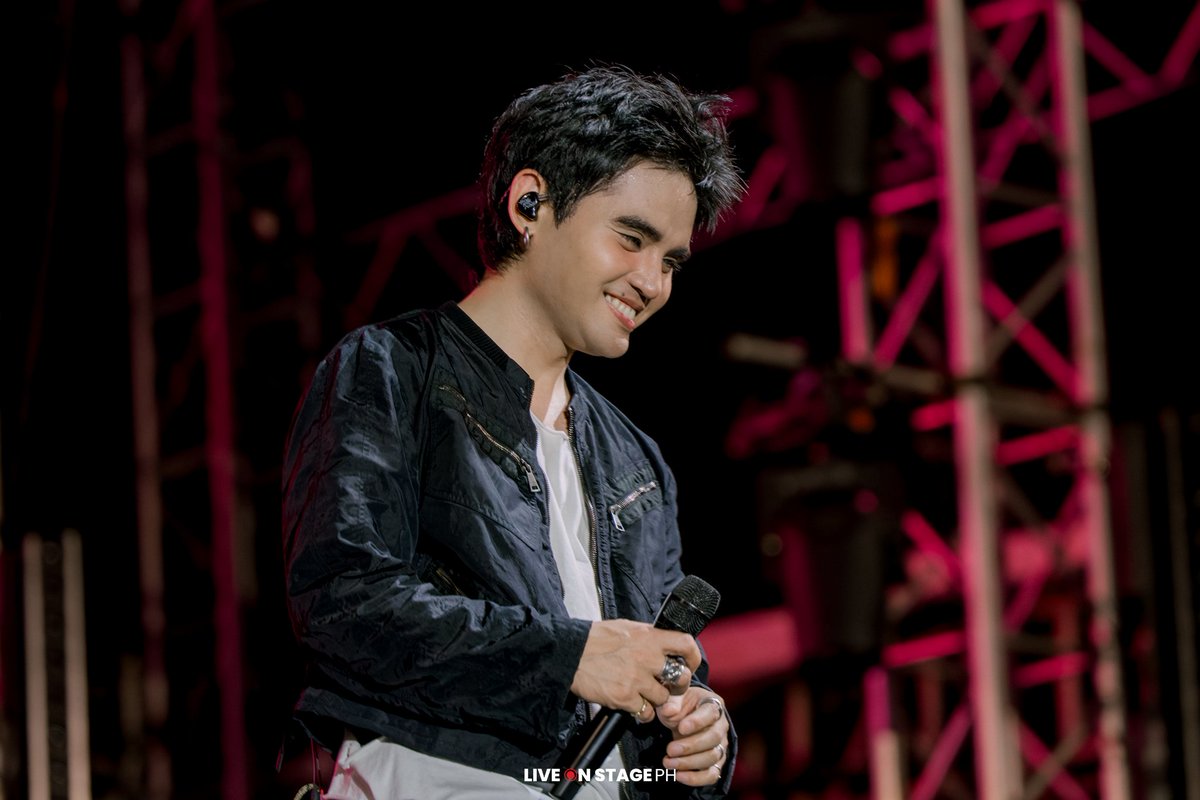 liveonstagePH's tweet image. [IN PHOTOS] 📸 
SB19 at #AuroraMusicFestCebu2025 #AMF2025Cebu

Despite the heavy downpour before their set, SB19 took over the Aurora Music Fest Cebu stage and delivered a performance well worth the wait. 

@SB19Official #SB19  
#SB19atAuroraMusicFestCEBU
#SB19_Pablo #SB19_Stell…