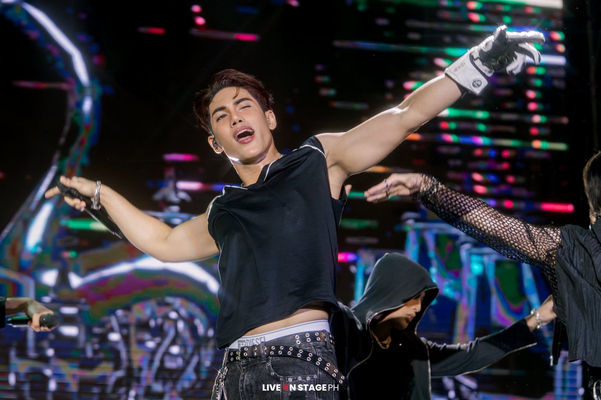 liveonstagePH's tweet image. [IN PHOTOS] 📸 
SB19 at #AuroraMusicFestCebu2025 #AMF2025Cebu

Despite the heavy downpour before their set, SB19 took over the Aurora Music Fest Cebu stage and delivered a performance well worth the wait. 

@SB19Official #SB19  
#SB19atAuroraMusicFestCEBU
#SB19_Pablo #SB19_Stell…