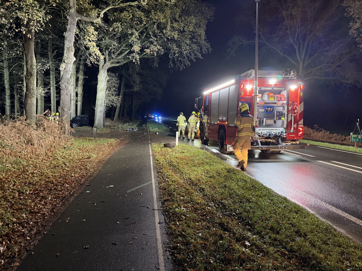 Auto tegen boom op Nijkerkerstraat in Putten