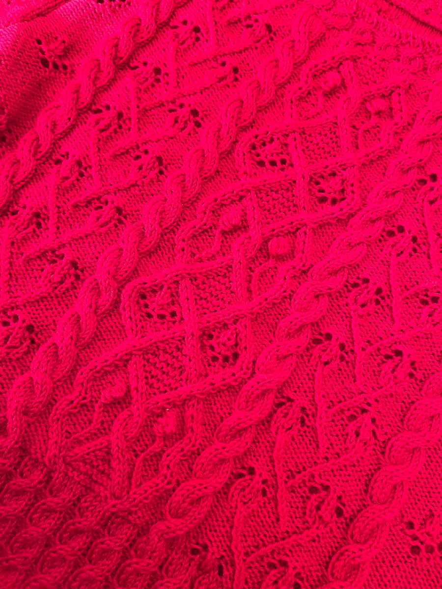 TOMO_LoopDesign's tweet image. 赤い糸でセーターを編みました。
編み方動画にしたので見てくださーい！
youtu.be/2OtgW1zXy4s