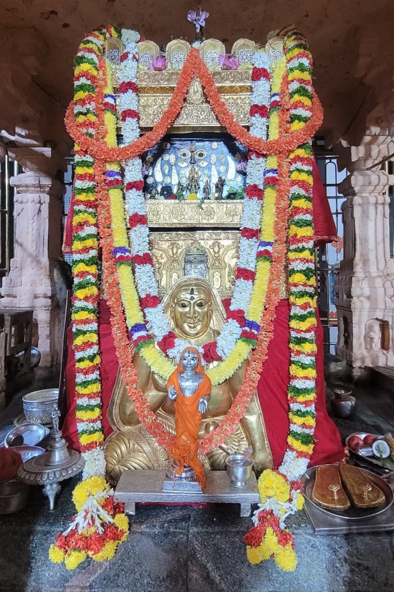 Jaggesh2's tweet image. ಇಂದಿನ ರಾಯರ ಬೃಂದಾವನ ಅಲಂಕಾರ ದರ್ಶನ 🙏