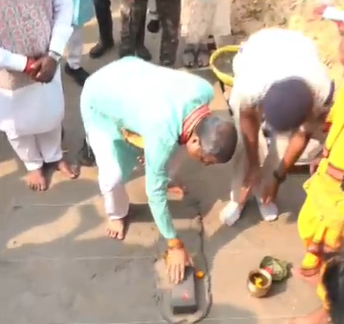 ArgusNews_in's tweet photo. #Sambalpur : Union Minister Dharmendra Pradhan places the first brick for construction of tiger enclosure inside the Sambalpur Zoo
#DharmendraPradhan #SambalpurZoo #TigerEnclosure https://t.co/J6SOlEdf0f