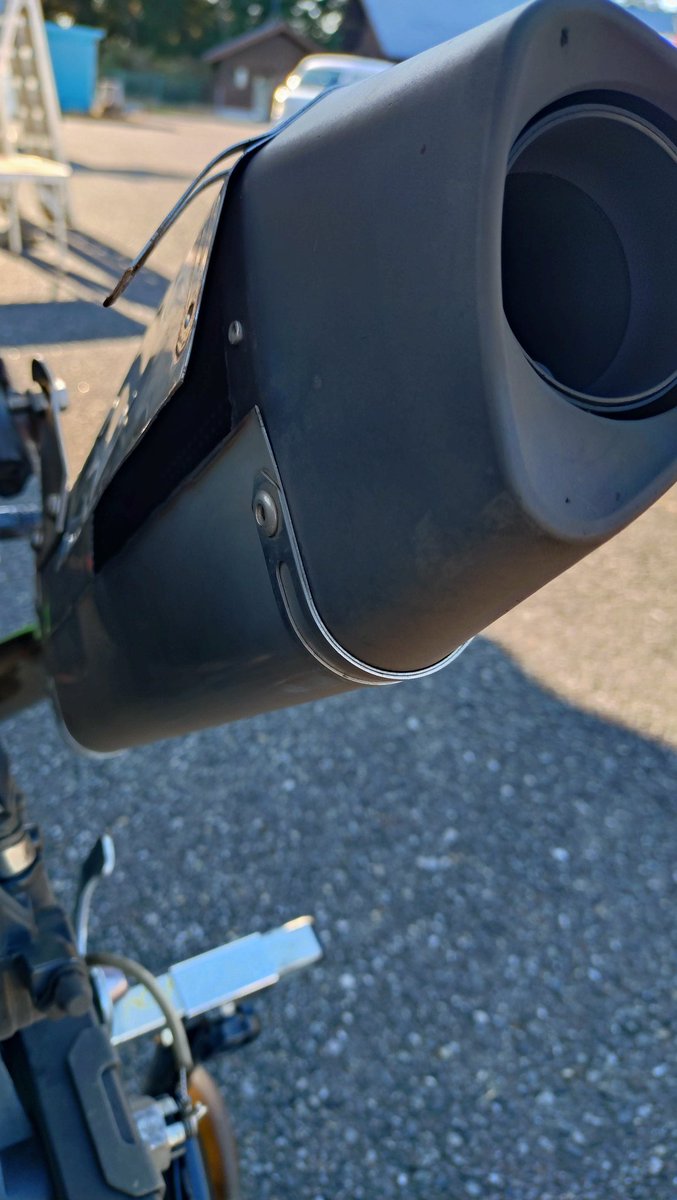 yamabukiiro_r6's tweet image. まさかのトラブルにより強制終了しました💦
ここから割れる普通？()

同走行枠の方々、グラスウールを飛散させてしまい申し訳ございませんでした。