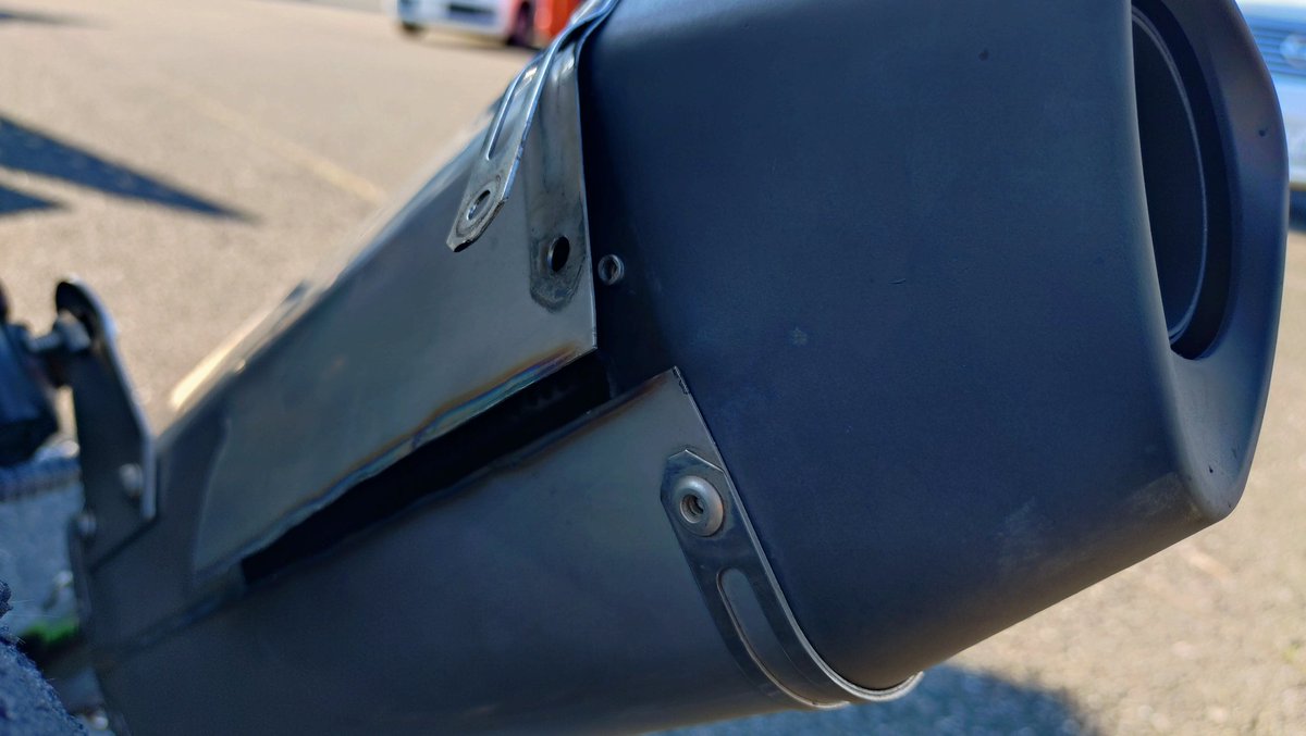 yamabukiiro_r6's tweet image. まさかのトラブルにより強制終了しました💦
ここから割れる普通？()

同走行枠の方々、グラスウールを飛散させてしまい申し訳ございませんでした。