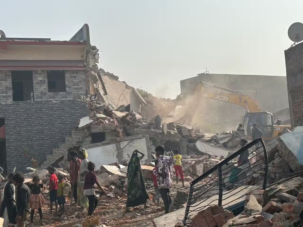 AMC removes encroachments at Isanpur Talav | DeshGujarat