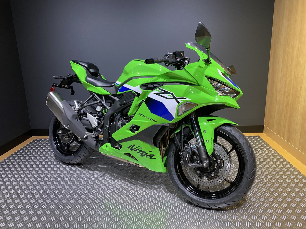 Ninja ZX-4R】 2026年モデル各色展示中です！ クラストップレベルの