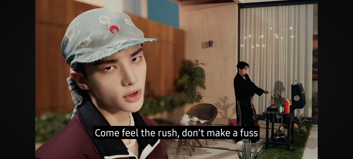 cscrush_'s tweet image. LMAO WHEN HYUNJIN&apos;S PART GOES &quot;DON&apos;T MAKE A FUSS&quot; BUT THERE&apos;S LEE KNOW BEHIND HIM WITH THAT FIRE LOL