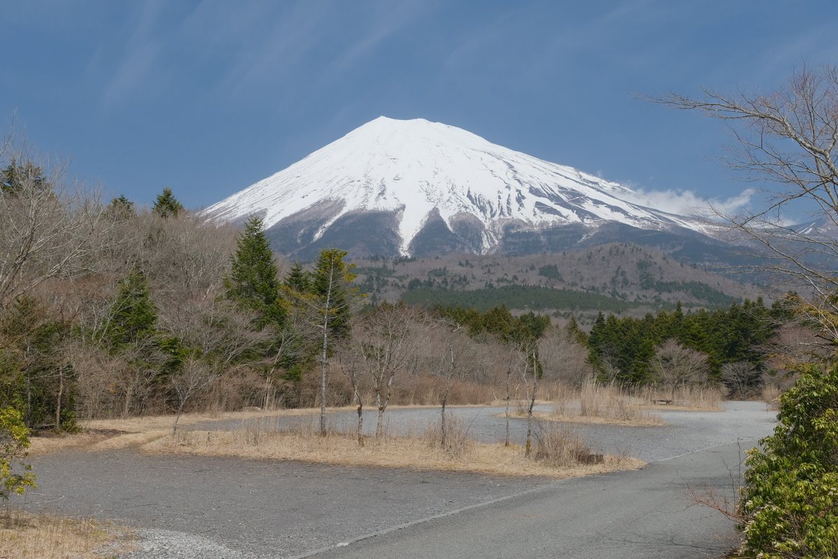 kwatanabex's tweet photo. 西臼塚駐車場。
ここは富士山スカイラインの途中にある森に囲まれたパーキング。
登山やトレッキングの拠点になるみたい。
今の時期はガランと静けさに包まれているけど、シーズンになると埋まるのかも。
富士見スポットにもなっているみたいで、
確かに眼前に大きな富士山がそびえたっている
#富士山 https://t.co/YDvMROiuVr