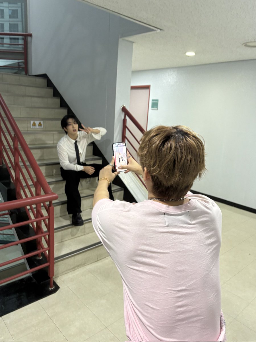 ChangbinGlobal's tweet image. 🐷🐇🫧 251124 [2:19 PM KST]

: 📸
: They told us to take pictures of each other yesterday ㅋㅋㅋㅋ