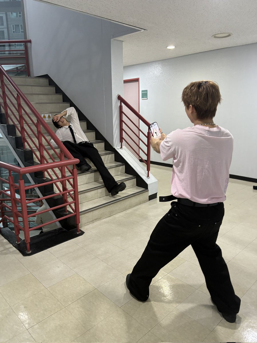 ChangbinGlobal's tweet image. 🐷🐇🫧 251124 [2:19 PM KST]

: 📸
: They told us to take pictures of each other yesterday ㅋㅋㅋㅋ