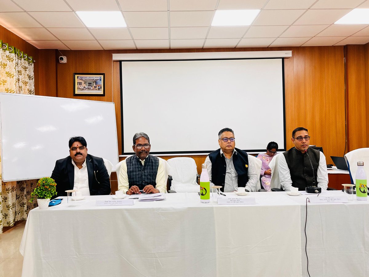 BiharRevenue's tweet image. आवासीय #प्रशिक्षण की शुरुआत राजस्व सर्वे (प्रशिक्षण) संस्थान, शास्त्रीनगर, #पटना में हुई। इस मौके पर अपर मुख्य सचिव श्री दीपक कुमार सिंह, सचिव श्री जय सिंह, राजस्व सर्वे प्रशिक्षण केंद्र के प्राचार्य दिव्यराज गणेश, @CSCegov_ के हेड संतोष पांडे समेत अन्य विभागीय अधिकारी मौजूद थे