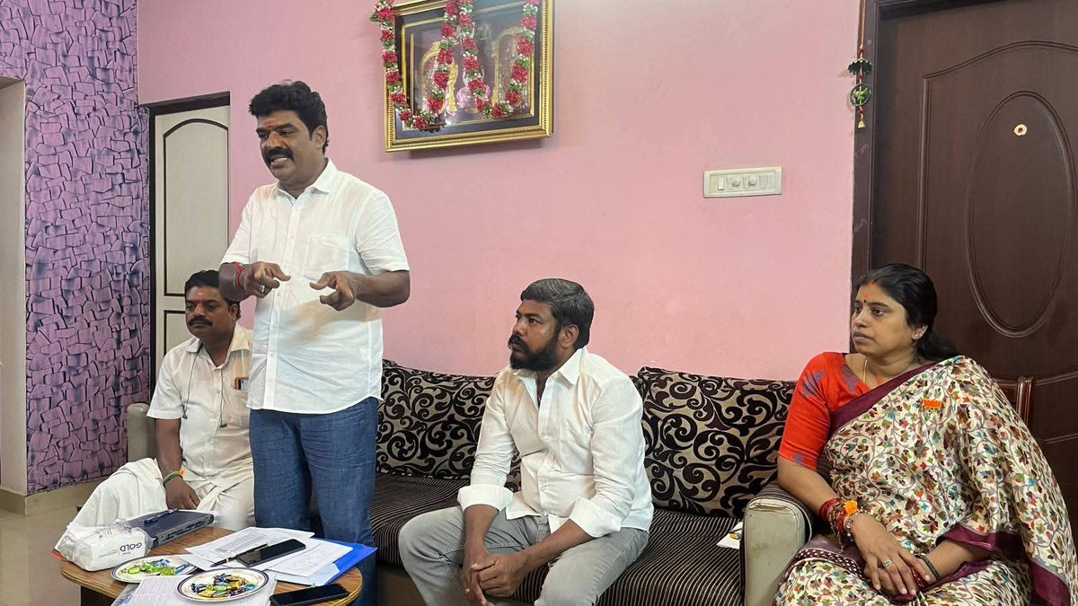 SangeethaMathi2's tweet image. பாஜக சென்னை மேற்கு மாவட்டம் மதுரவாயில் மத்திய மண்டல் சக்தி கேந்திர பொறுப்பாளர்கள் கூட்டம் மண்டல் தலைவர் திரு வினோத்குமார் அவர்கள் தலைமையில் நடைபெற்றது.
      சிறப்பு அழைப்பாளராக மதுரவாயல் தொகுதி இணை அமைப்பாளரும், மத்திய மண்டல் பொறுப்பாளருமான திரு செல்வன் அவர்கள் வழிகாட்டினார்கள்.