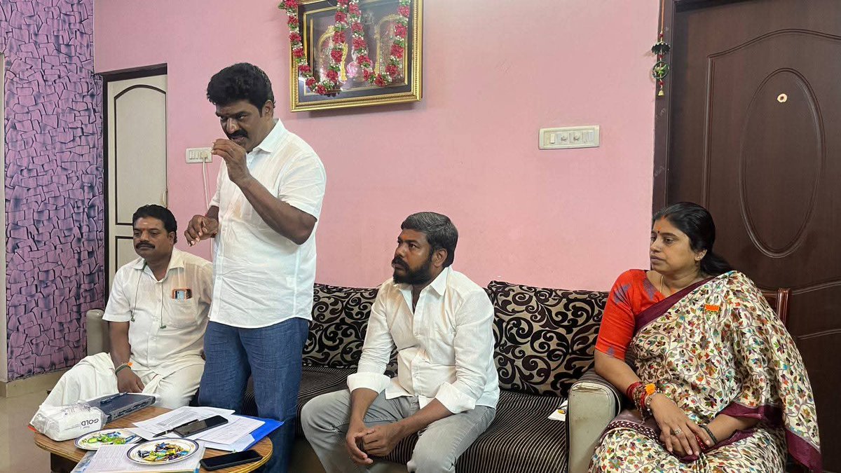 SangeethaMathi2's tweet image. பாஜக சென்னை மேற்கு மாவட்டம் மதுரவாயில் மத்திய மண்டல் சக்தி கேந்திர பொறுப்பாளர்கள் கூட்டம் மண்டல் தலைவர் திரு வினோத்குமார் அவர்கள் தலைமையில் நடைபெற்றது.
      சிறப்பு அழைப்பாளராக மதுரவாயல் தொகுதி இணை அமைப்பாளரும், மத்திய மண்டல் பொறுப்பாளருமான திரு செல்வன் அவர்கள் வழிகாட்டினார்கள்.