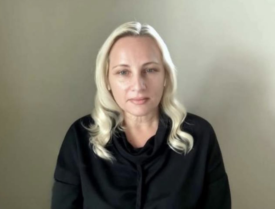 مامور سابق سیا هنوز نیاموخته که دوران دخالت در افغانستان گذشته و بهتر است بیشتر از این نقش دایه مهربانتر از مادر را برای ملت ما بازی نکند. 

نسخه تجویزی سارا (یاسین ضیا) برای اینده افغانستان که معلوم نیست چه اهدافی را پشت این نسخه زهراگین تعقیب می کند، را می توان  یکی از مضحکترین