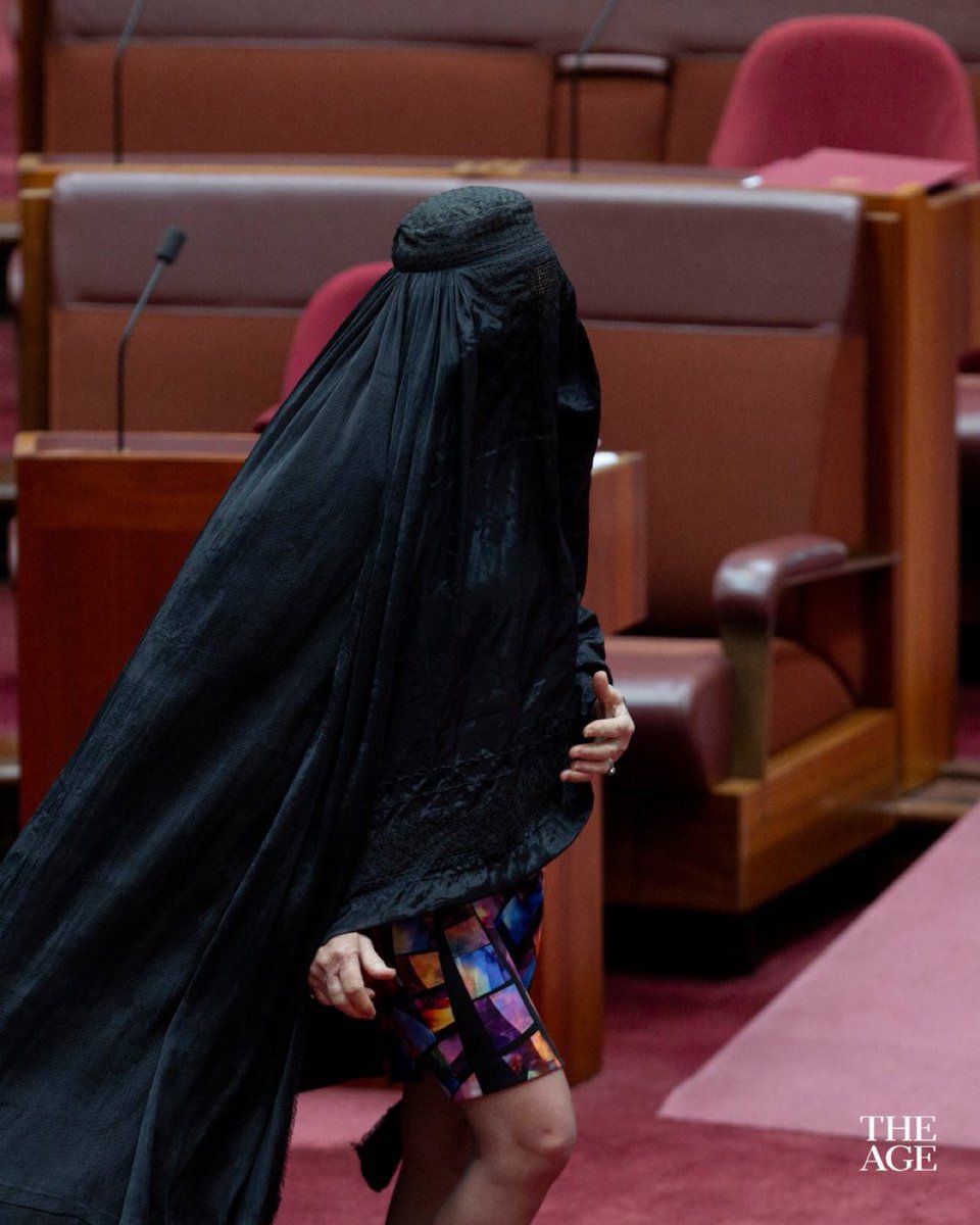 OzraeliAvi's tweet image. 🚨BREAKING: After they blocked her motion on face coverings, Pauline Hanson walked into the Senate in a burqa.

She made her point.

And the usual suspects LOST THEIR MINDS.