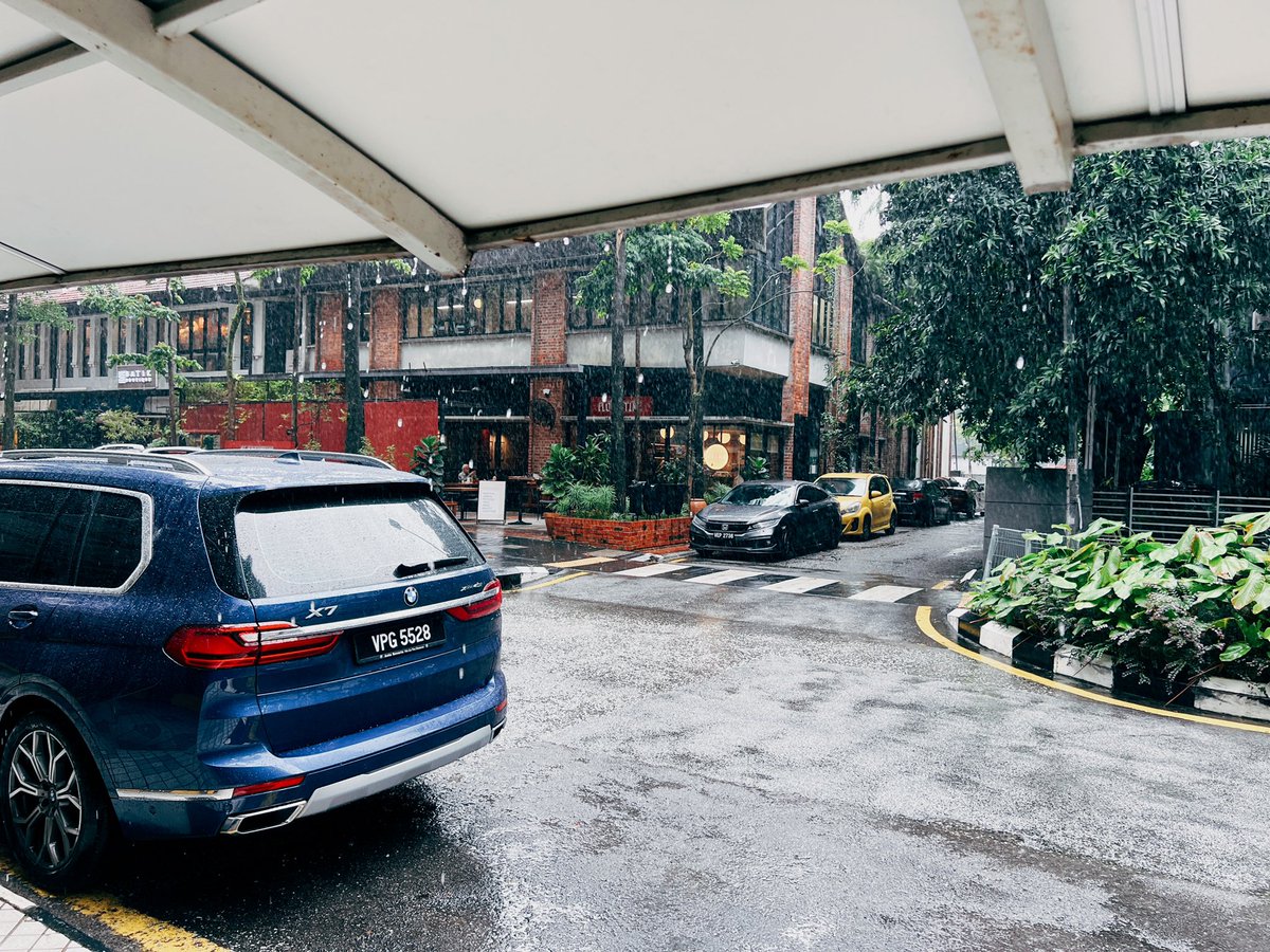 マレーシアに来てから食事が美味しすぎて食べ過ぎてるので、今日は徒歩30圏内は歩こうと思っていたのですが、雨がやばすぎて断念。
一旦次のホテルにGrabで向かってチェックインします。