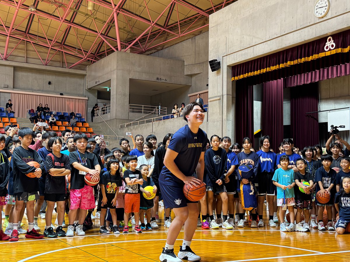 RyukyuKings's tweet image. 本日11/24(月･祝)にコザ運動公園で開催された「コザスポーツフェス2025」開会式と、キングスフリースローカップのセレモニーに#17 崎濱秀斗選手が参加しました。

崎濱選手は子どもたちへ、フリースローのコツやスポーツを通じて体を動かし楽しむことの重要性について話すなど、交流を深めました。