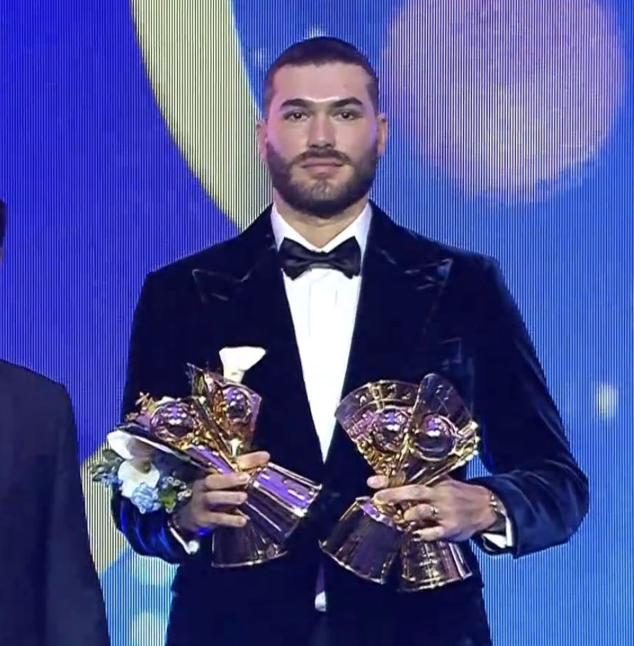 rangebehind's tweet image. 폰세 4관왕 트로피 한번에 든 것 봐ㅋㅋㅋㅋ
평균자책점상, 탈삼진상, 승률상, 승리상…🏆🏆🏆🏆