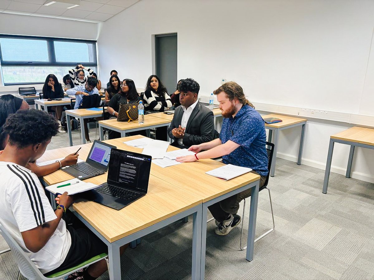 MiddlesexMru's tweet image. 🤝 𝐒𝐡𝐚𝐩𝐢𝐧𝐠 𝐭𝐨𝐦𝐨𝐫𝐫𝐨𝐰’𝐬 𝐥𝐞𝐠𝐚𝐥 𝐦𝐢𝐧𝐝𝐬.

Our first-year English Legal System students recently took part in a hands-on negotiation exercise, giving them a real taste of legal practice.

#MiddlesexMauritius #MDXLaw #EnglishLegalSystem #FutureLawyers