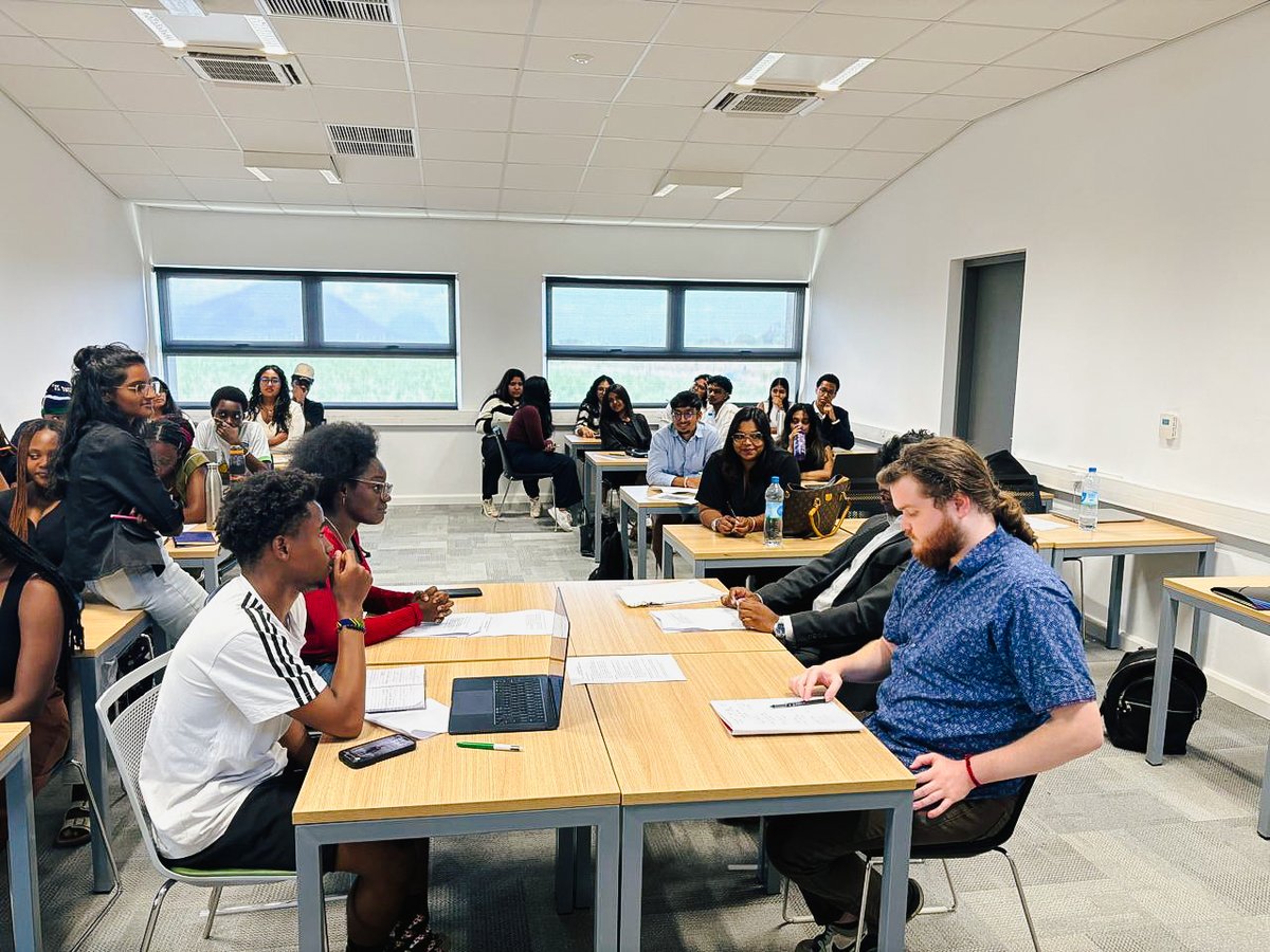 MiddlesexMru's tweet image. 🤝 𝐒𝐡𝐚𝐩𝐢𝐧𝐠 𝐭𝐨𝐦𝐨𝐫𝐫𝐨𝐰’𝐬 𝐥𝐞𝐠𝐚𝐥 𝐦𝐢𝐧𝐝𝐬.

Our first-year English Legal System students recently took part in a hands-on negotiation exercise, giving them a real taste of legal practice.

#MiddlesexMauritius #MDXLaw #EnglishLegalSystem #FutureLawyers
