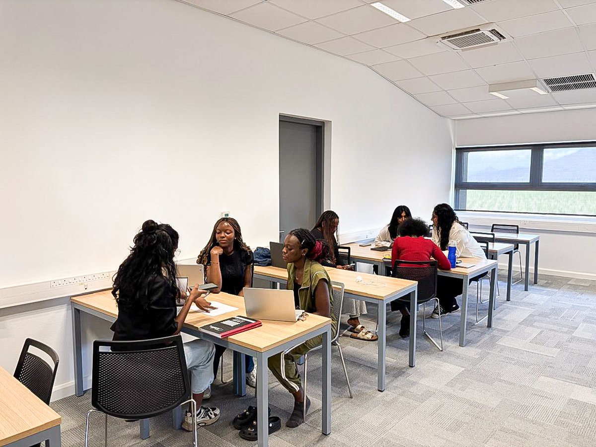 MiddlesexMru's tweet image. 🤝 𝐒𝐡𝐚𝐩𝐢𝐧𝐠 𝐭𝐨𝐦𝐨𝐫𝐫𝐨𝐰’𝐬 𝐥𝐞𝐠𝐚𝐥 𝐦𝐢𝐧𝐝𝐬.

Our first-year English Legal System students recently took part in a hands-on negotiation exercise, giving them a real taste of legal practice.

#MiddlesexMauritius #MDXLaw #EnglishLegalSystem #FutureLawyers