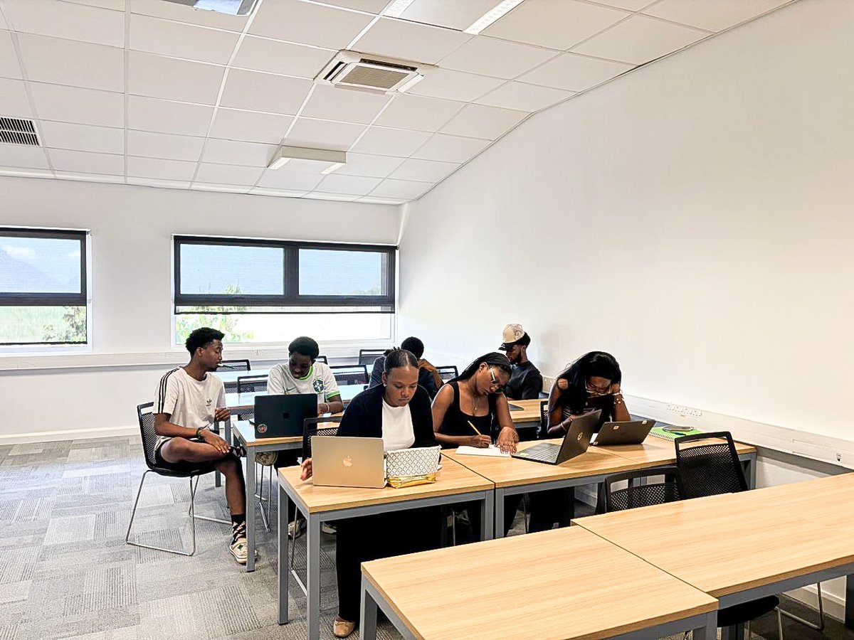 MiddlesexMru's tweet image. 🤝 𝐒𝐡𝐚𝐩𝐢𝐧𝐠 𝐭𝐨𝐦𝐨𝐫𝐫𝐨𝐰’𝐬 𝐥𝐞𝐠𝐚𝐥 𝐦𝐢𝐧𝐝𝐬.

Our first-year English Legal System students recently took part in a hands-on negotiation exercise, giving them a real taste of legal practice.

#MiddlesexMauritius #MDXLaw #EnglishLegalSystem #FutureLawyers