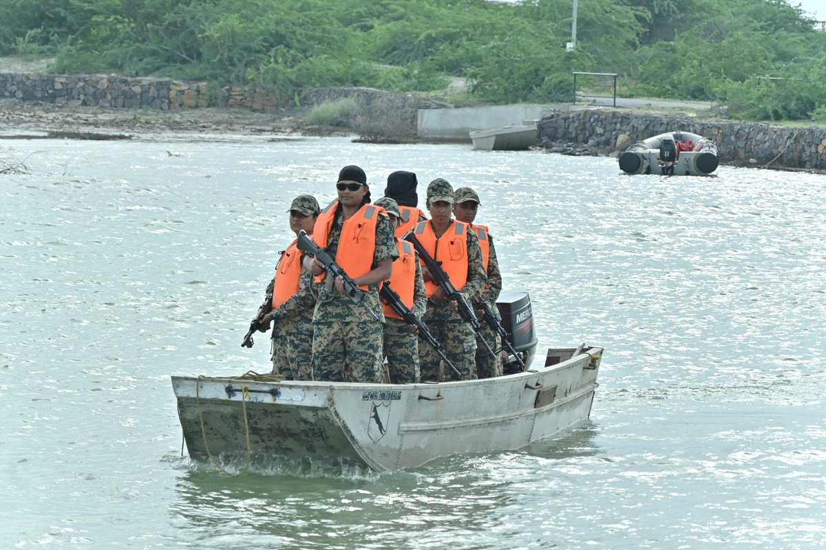 BSF_Gujarat's tweet image. &quot;𝐖𝐡𝐞𝐫𝐞 𝐬𝐢𝐥𝐞𝐧𝐜𝐞 𝐡𝐢𝐝𝐞𝐬 𝐭𝐡𝐞 𝐝𝐚𝐧𝐠𝐞𝐫,
𝐁𝐒𝐅 𝐬𝐭𝐚𝐧𝐝𝐬 𝐭𝐚𝐥𝐥 – 𝐮𝐧𝐛𝐫𝐨𝐤𝐞𝐧, 𝐮𝐧𝐬𝐡𝐚𝐤𝐞𝐧.&quot;

सीमा सुरक्षा बल - सर्वदा सतर्क।
 #FirstLineofDefence 
#NationFirst
#BSF