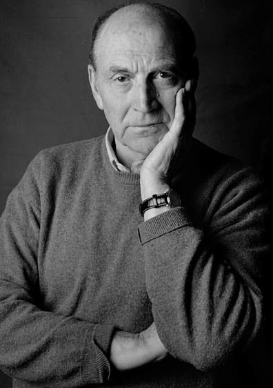 “Si salgo un día a la vida
mi casa no tendrá llaves:
siempre abierta, como el mar,
el sol y el aire.
Que entren la noche y el día,
y la lluvia azul, la tarde”
El 24.11.2016 murió Marcos Ana, preso político del franquismo durante 23 por años.
“Mi casa y mi corazón 
nunca cerrados”