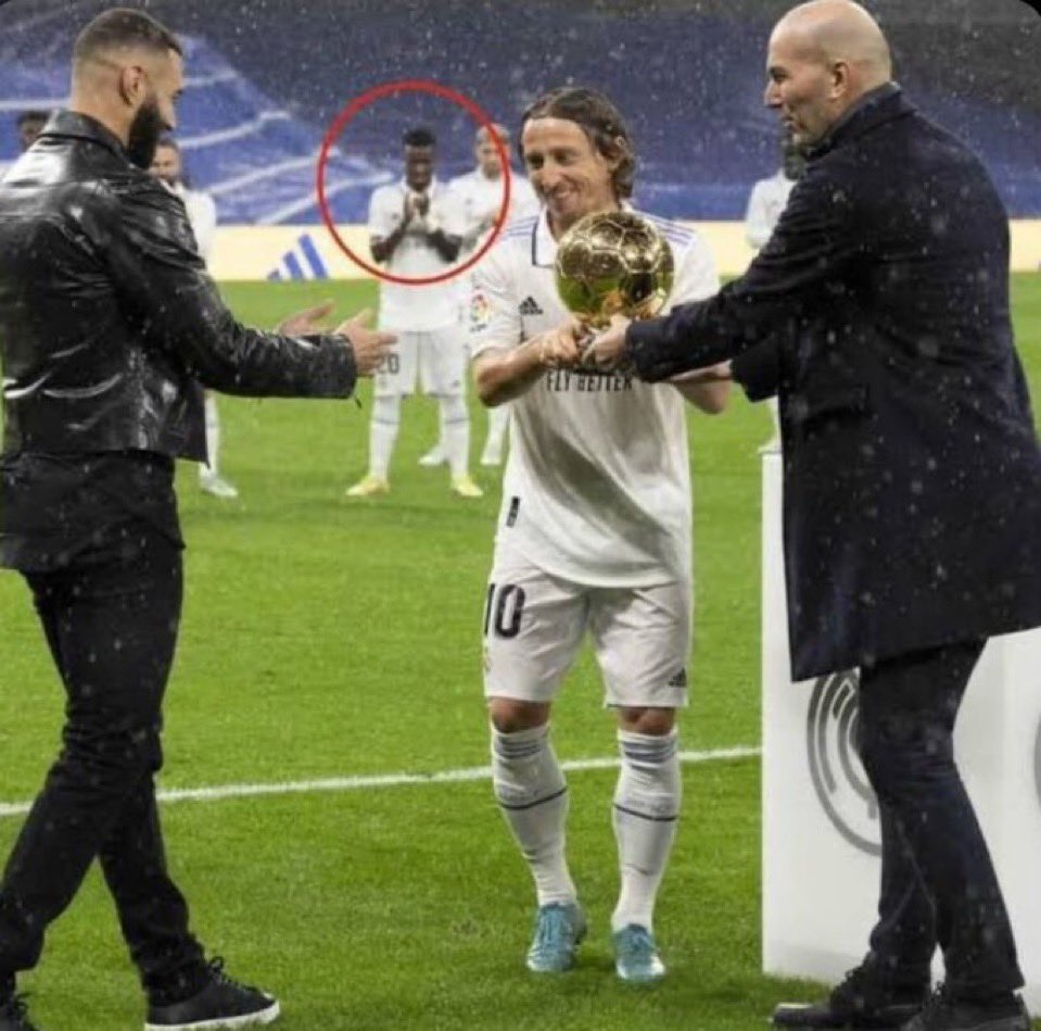 dizzy10_'s tweet image. Hm