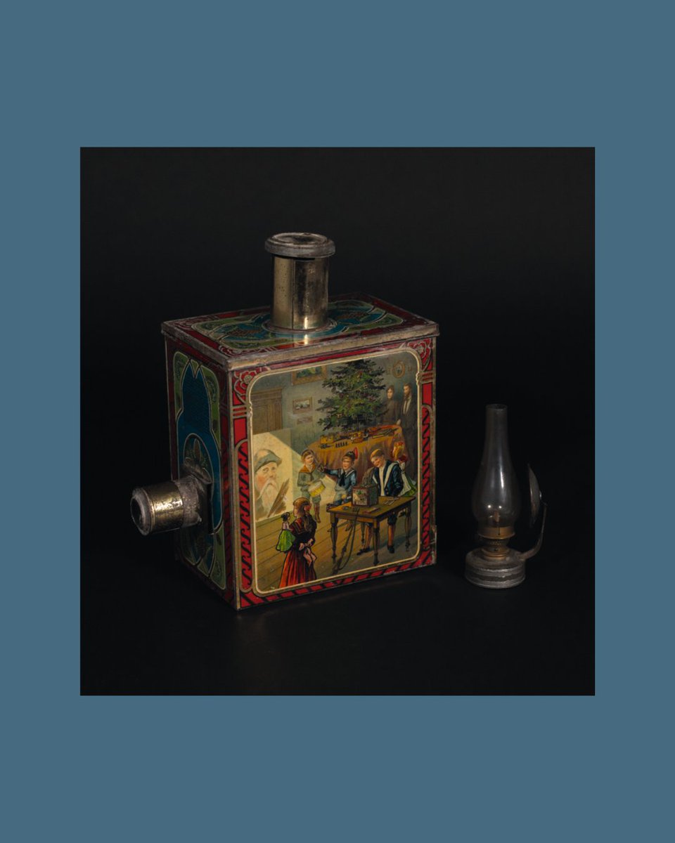 Objekt des Dezembers: Laterna Magica aus einer Keksdose (anonym), Deutschland ca. 1880, Sammlung Werner Nekes / Miteigentümer UzK/DFF/FMP, TWS, Foto: Ralf Forster.

#TWSKoeln #unikoeln #Theater #theatre #theatrecollection #theatrestudies #laternamagica #magiclantern