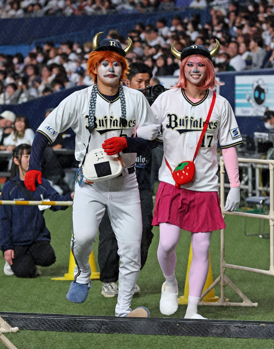 Sponichi_Orix's tweet image. 様子がおかしい #バファローブル と #バファローベル

早速、段差で躓きました