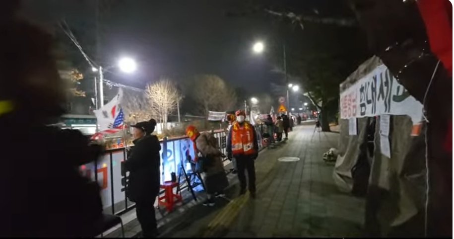 free57065017481's tweet image. 지금 날씨도 춥고 먼지때문에 목이 컬컬한데도..애국자님들 나오셔서 외치고 계십니다.저번에 대통령님 쫒아 뛰시다가 넘어져서 팔 골절되신 분도 깁스하고 한손으로 태극기 흔들고 계십니다.여기서 이렇게 추운데 응원하고 집에 가시면 손이 안펴지고 붓는다고 하십니다.많이 나와서 응원해주세요😭🙏