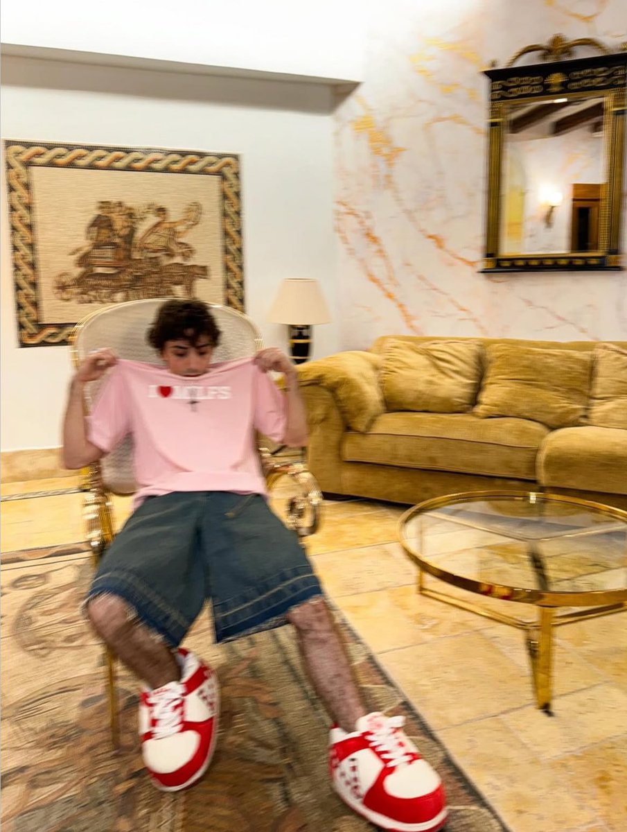 SCTaima's tweet image. No existe persona que stylee mejor la ropa de Milfshakes que Carre no se a que espera @nilojeda para meterlo como modelo de fotografía