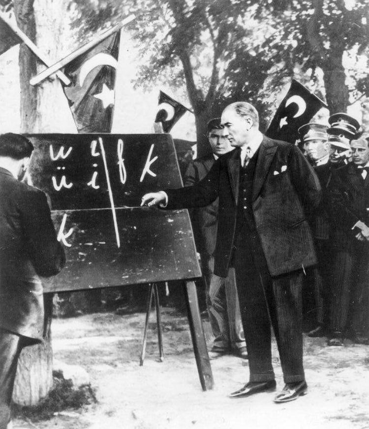 Başöğretmen Gazi Mustafa Kemal Atatürk başta olmak üzere, tüm öğretmenlerimizin 24 Kasım Öğretmenler Günü kutlu olsun🇹🇷#24kasım #Atatürk