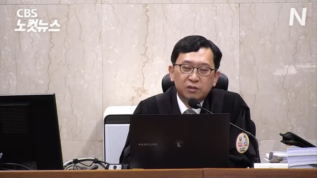 윤어게인 죽이기 독오른 미친 놈 왈!!!!

"윤석열이 퇴정할 때 방청객 한명이 
윤석열을 지지한다는 구호외치고 
법정밖으로 나갔다. 재판부는 법정 소란후
도주한 것으로 본다.인적사항 확인후 별도 
감치 재판 진행할 것" 

물어보자!죄명이 재판에도 꼬박 꼬박 이재명이 할거지? 개딸도 똑같이