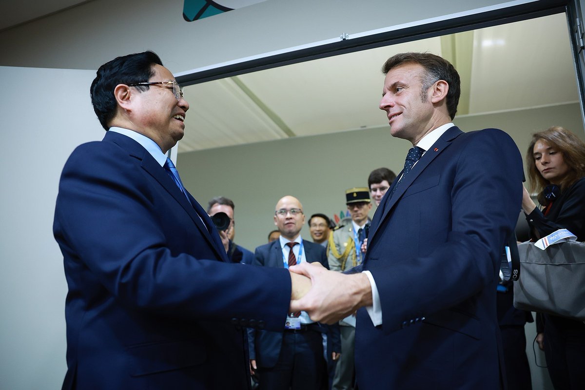 🇫🇷🤝🇻🇳 
En 🇿🇦, le PR <a href="/EmmanuelMacron/">Emmanuel Macron</a> réaffirme au PM Pham Minh Chinh la solidarité de la 🇫🇷 avec les familles touchées par les inondations au centre du 🇻🇳. Sur cette base d’amitié, ils ont évoqué le climat, l'innovation, la cybersécurité et le #PartenariatStratégiqueGlobal 
#G20