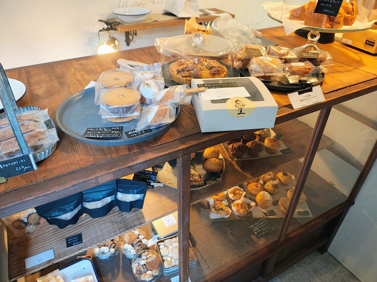 chimi3awaji's tweet photo. 五色のかなりへんぴな場所にある焼菓子の店、hoshiba。美味しそうなタルトやマフィンが沢山。あんバターサンドとりんごのタルト買いました。
それにしても店の外観がインパクト大。森の中にコンテナがあるだけで、これ店なん！？てなったw https://t.co/LZ7Fyepsaz