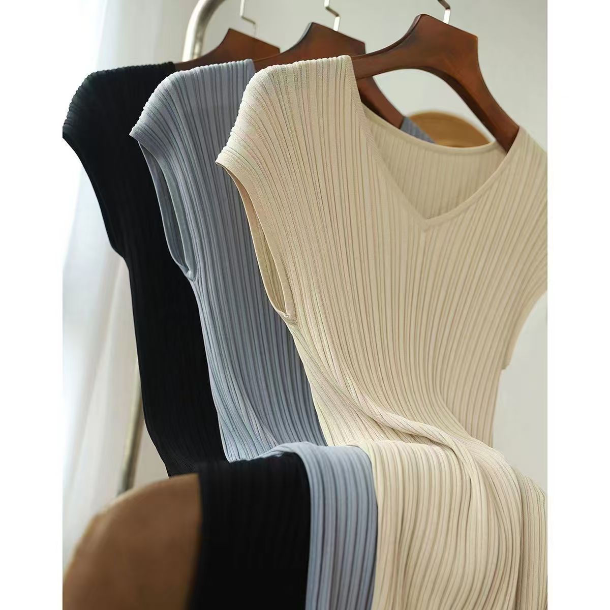 mimang44397149's tweet image. Ever feel like you have nothing to wear but don&apos;t want to overthink it? This V-neck knit dress – instant &apos;got my life together&apos; vibes. Soft, sleek, and ready for brunch or a walk with your coffee ☕️ We&apos;ve got you: store.flylinking.com/g/L7L1RBEM97?D…