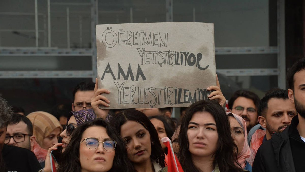 #AtatürkDiyorKi 
Ufak bir sıkıntıda mesleğini bırakıp yurtdışına dadı vb. olarak gidip geçinemiyorum diye ağlayan, #Atatürk'ü satarak görevini anlamayan ahmaklar harici gerçek öğretmenlerin gününü kutlarım.
#24Mayıs
#ÖğretmenlerGünü